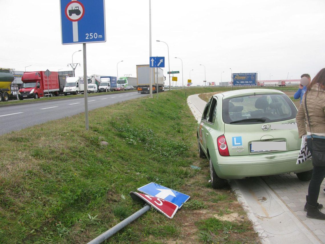 Tir zepchnął „elkę” z jezdni ZDJĘCIA