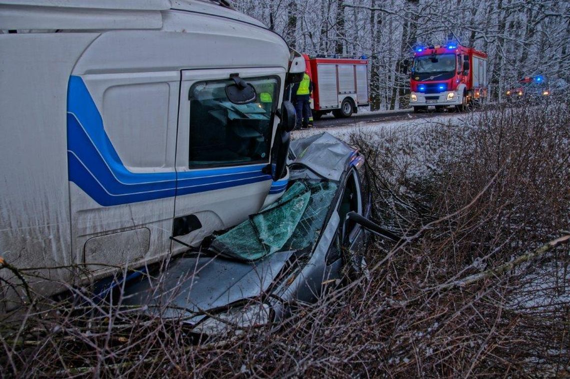 Tir zmiażdżył osobówkę. „Strażacy z niedowierzaniem patrzyli na rozmiar zniszczeń” ZDJĘCIA