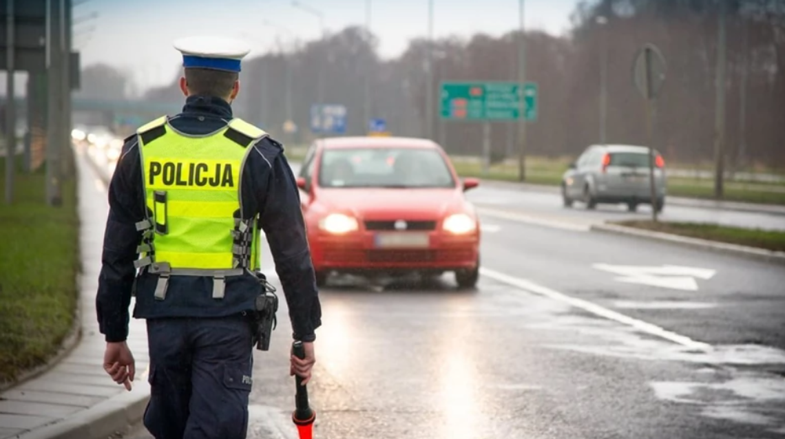 Tłumaczyła policji, że nie ma prawka, bo jeździ tylko na cmentarz... To i tak nie wszystko!