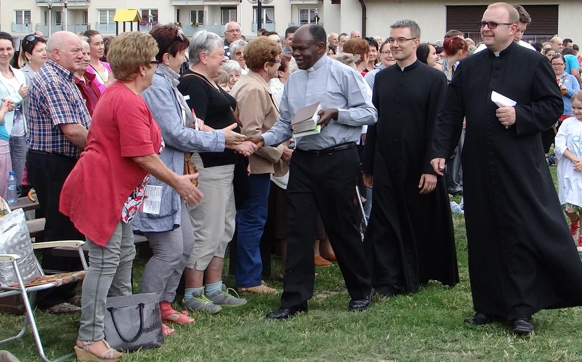 Tłumy na spotkaniu z charyzmatykiem ojcem Bashoborą ZDJĘCIA i WIDEO