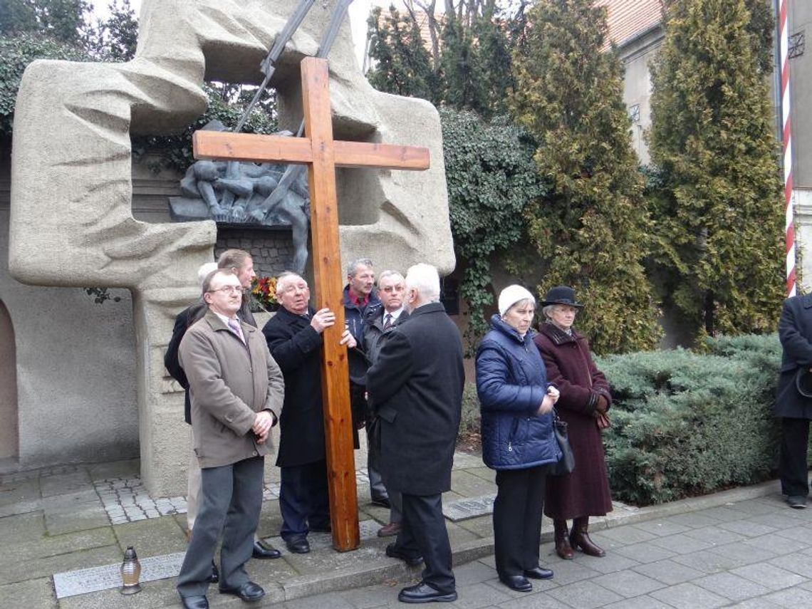 Tłumy wiernych niosły krzyż ulicami miasta ZDJĘCIA