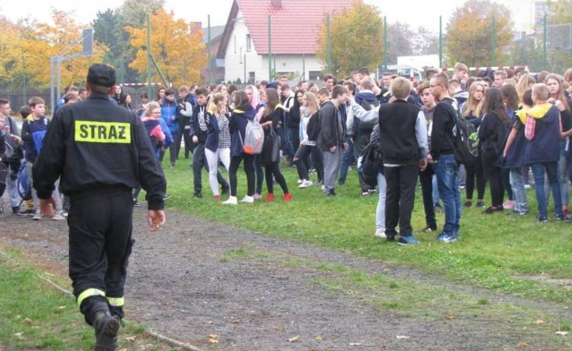 To 12-latek rozpylił w szkole gaz. 14 osób zatrutych, ponad pół tysiąca ewakuowanych