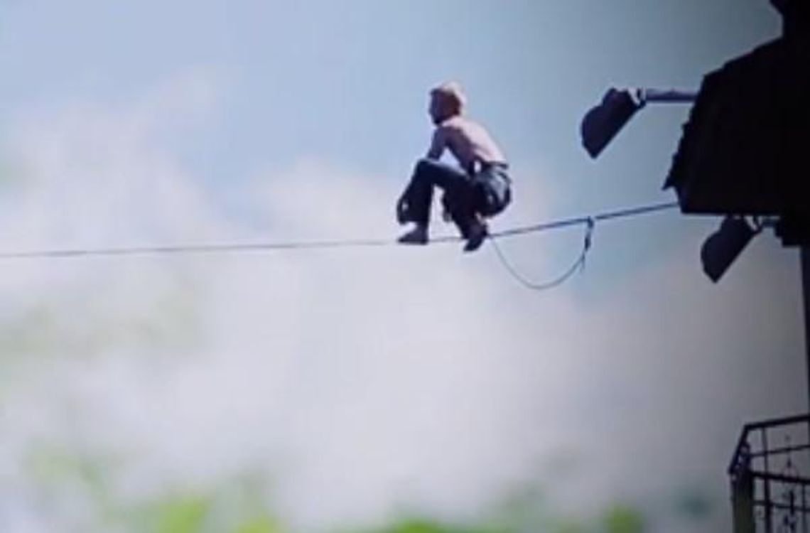 To będą emocje! Przejdą po linie nad rzeką FILM