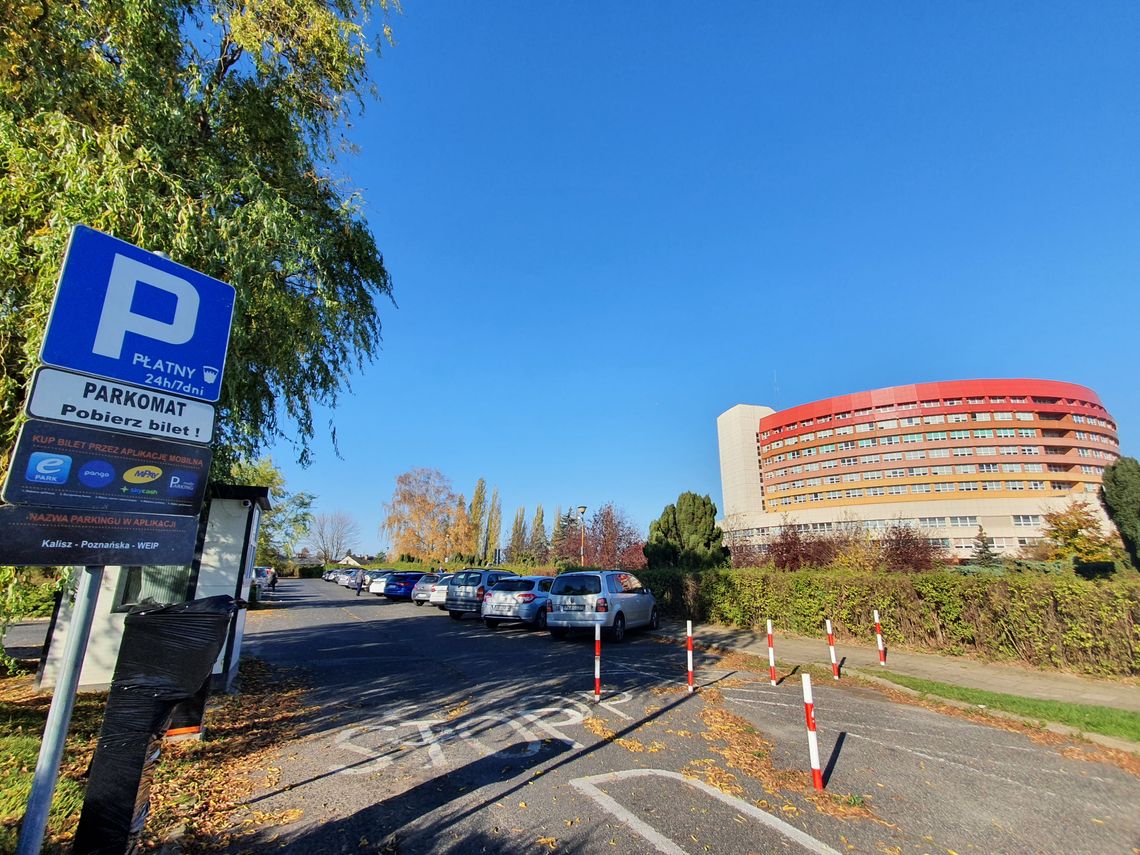 "To żerowanie na ludzkim nieszczęściu". Parking przy okrąglaku do zmiany?