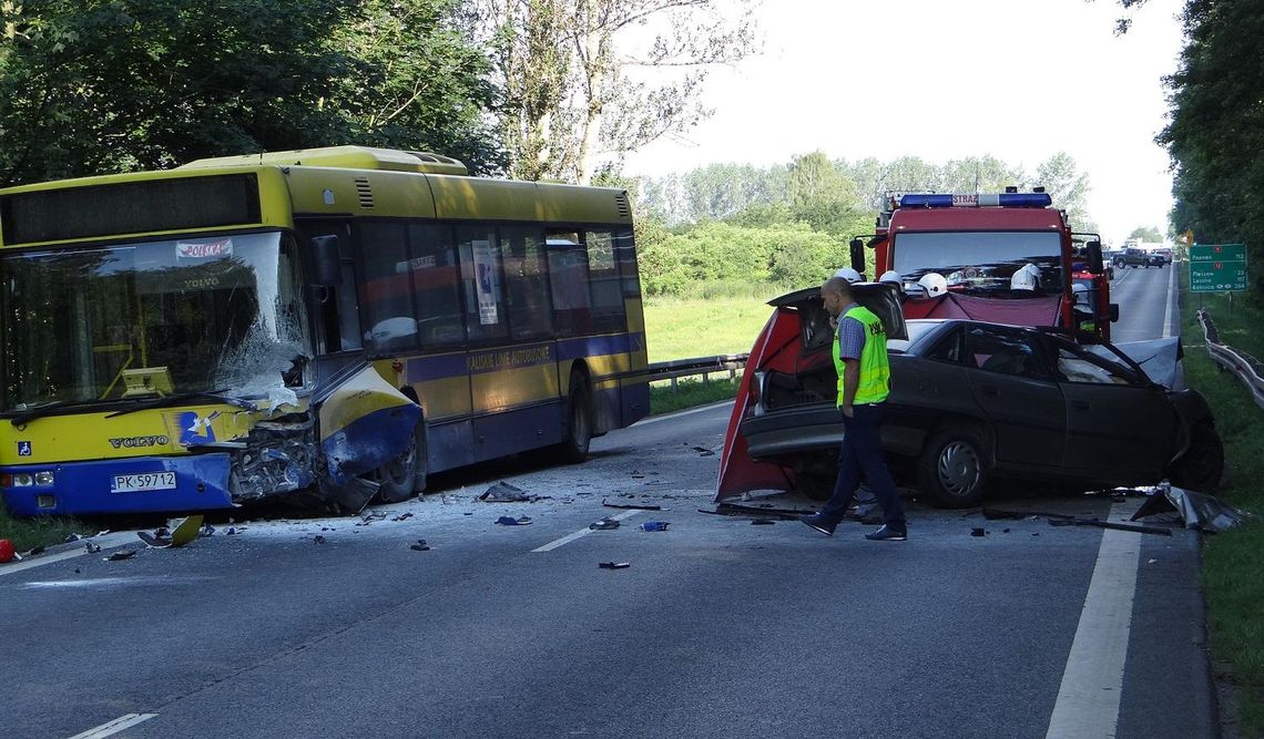 Tragedia na „12”. Osobówka zderzyła się z autobusem KLA