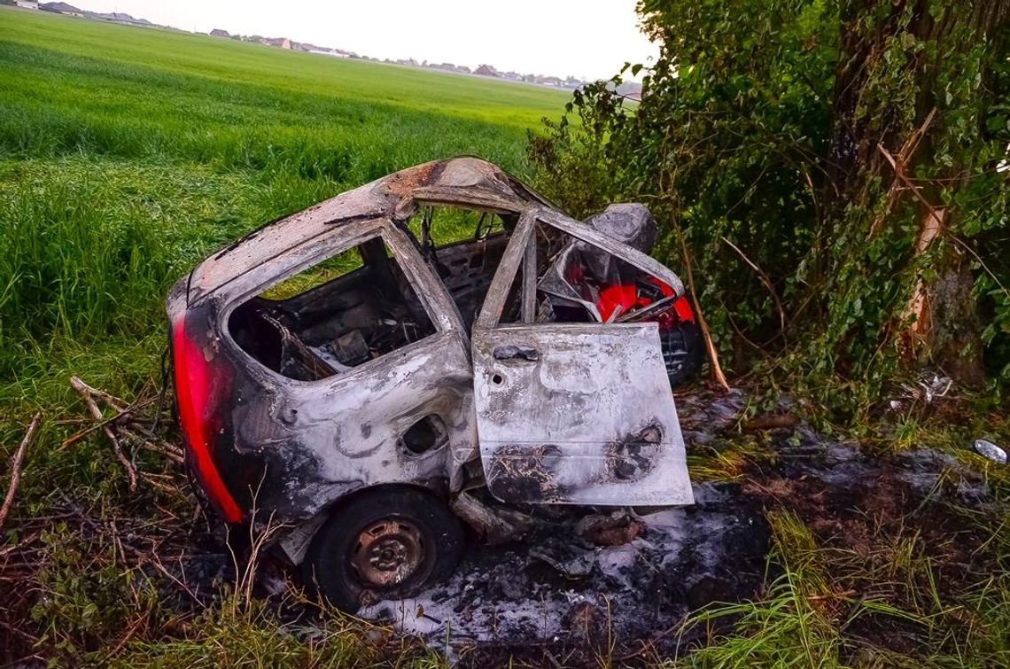 Tragedia na drodze. Nie żyje młody kierowca, jego auto spłonęło ZDJĘCIA