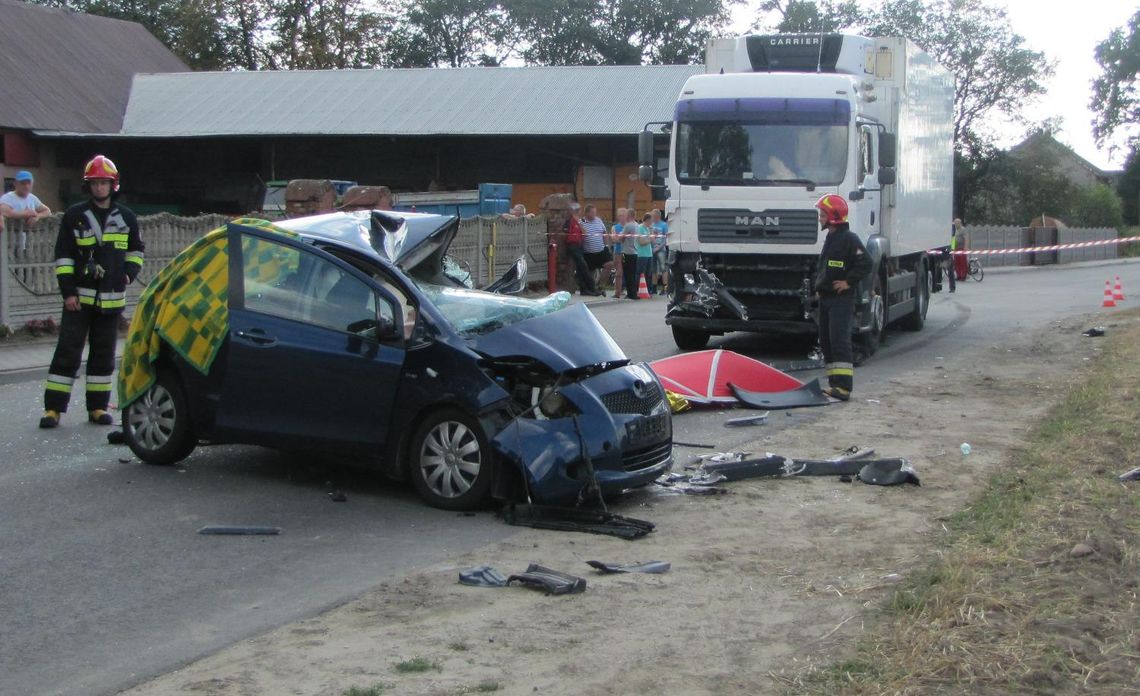 Tragedia na skrzyżowaniu. W zderzeniu z ciężarówką zginęły trzy osoby ZDJĘCIA