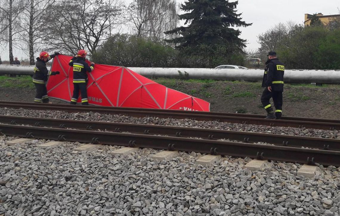 Tragedia na torach w Kaliszu. Pociąg śmiertelnie potrącił człowieka ZDJĘCIA