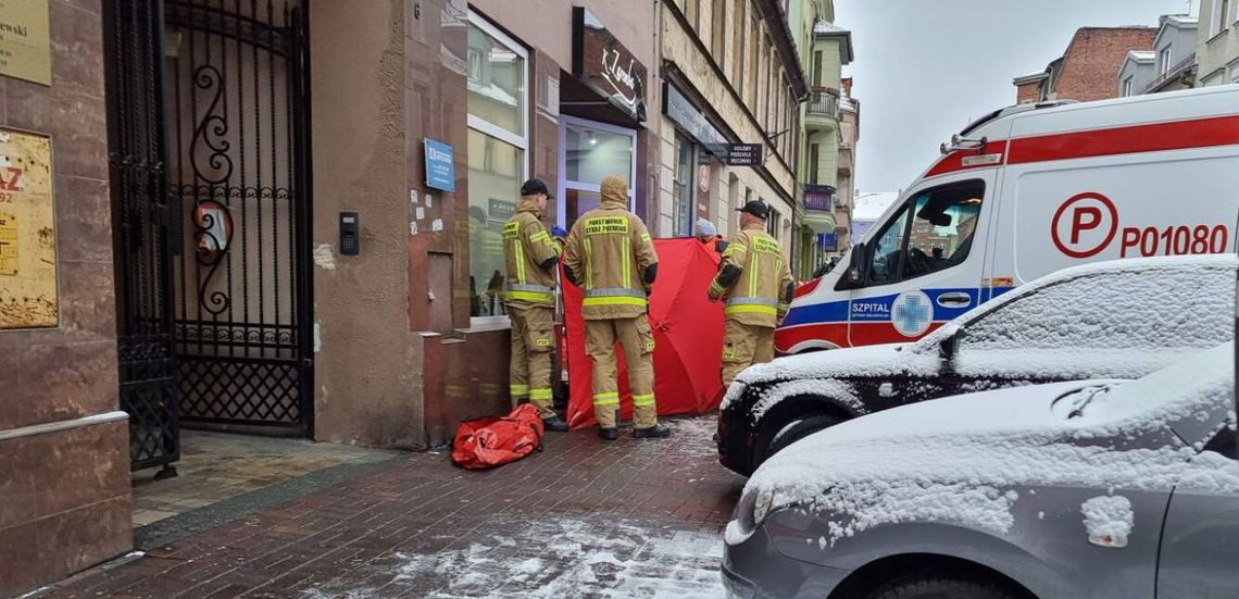 Tragedia w centrum miasta. 40-latek zmarł na chodniku