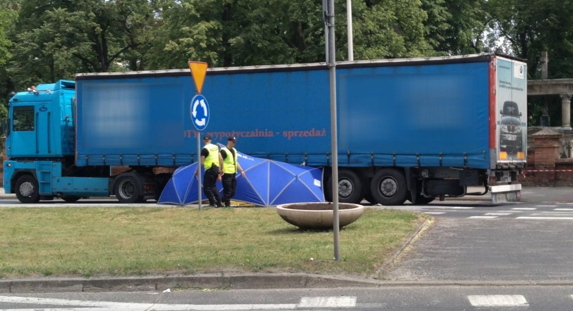 Tragedia w centrum Ostrowa Wielkopolskiego. Kobieta zginęła na pasach ZDJĘCIA