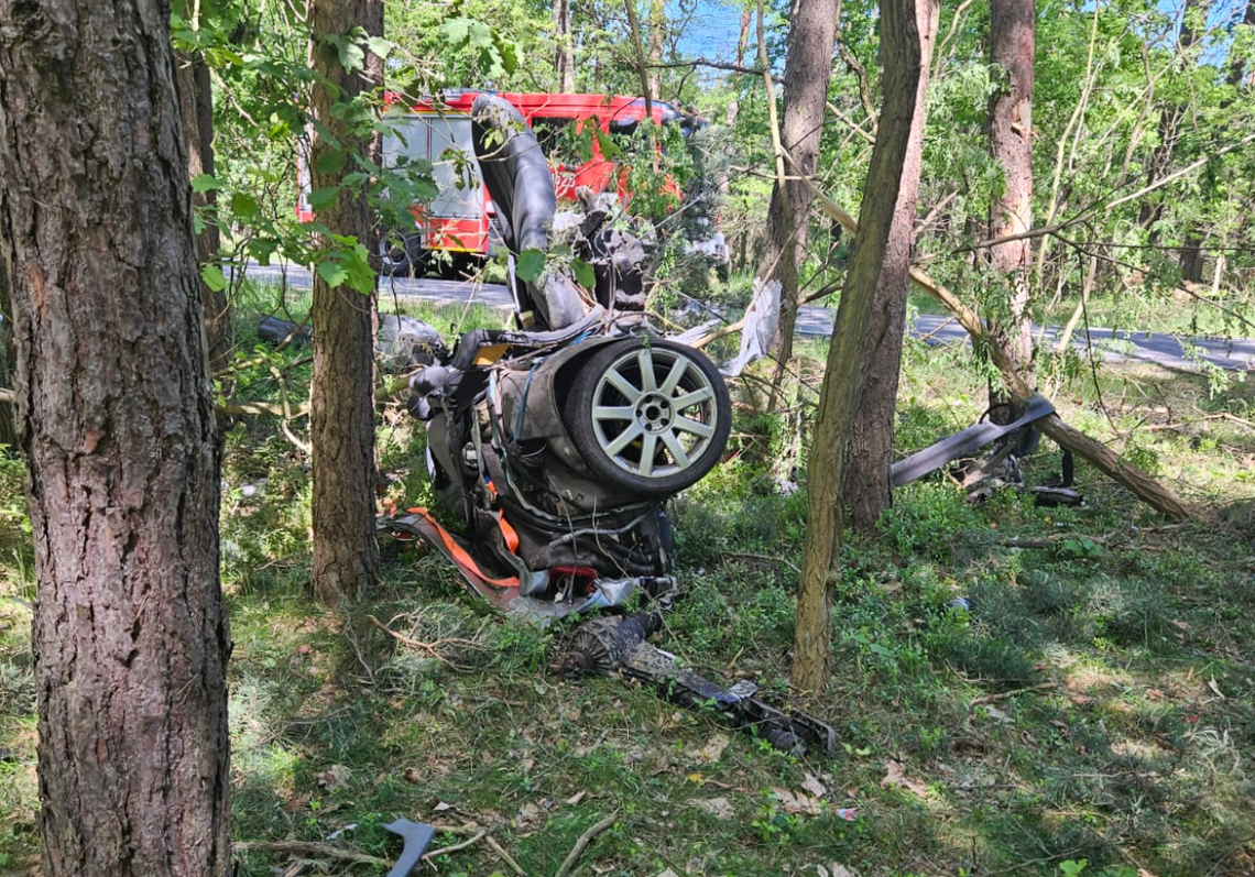 TRAGEDIA W POWIECIE: Auto roztrzaskało się o drzewo. Jedna osoba nie żyje