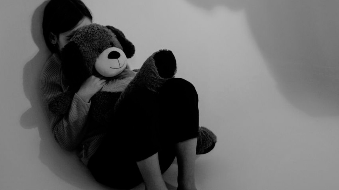 KRAJ: Tragedie za zamkniętymi drzwiami mieszkań. Dziecko ranione nożem, niemowlę nie żyje