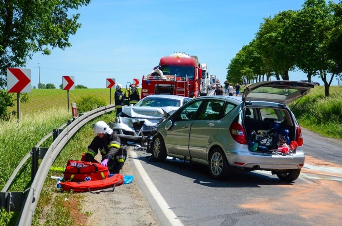 Tragiczne zderzenie na krajowej „11”. Jedna osoba nie żyje, dwie ranne ZDJĘCIA