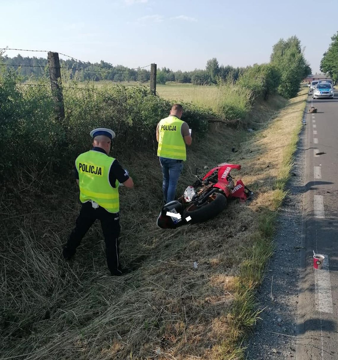 Tragiczny początek długiego weekendu. Motocyklista roztrzaskał się na drzewie