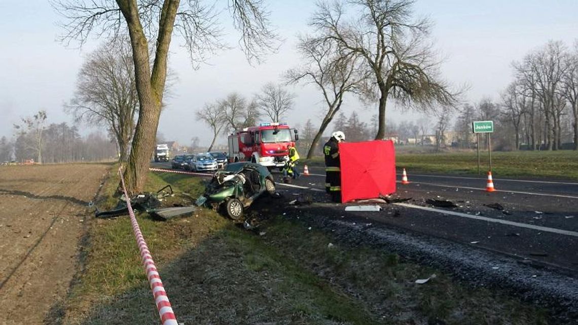 Tragiczny poranek. 41-letni kierowca zginął w zderzeniu z ciężarówką ZDJĘCIA