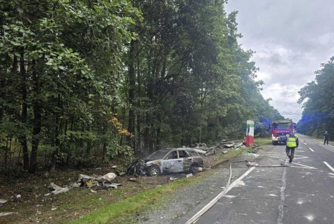 Tragiczny poranek na DK25. Kierowca uderzył w przystanek i spłonął we wraku