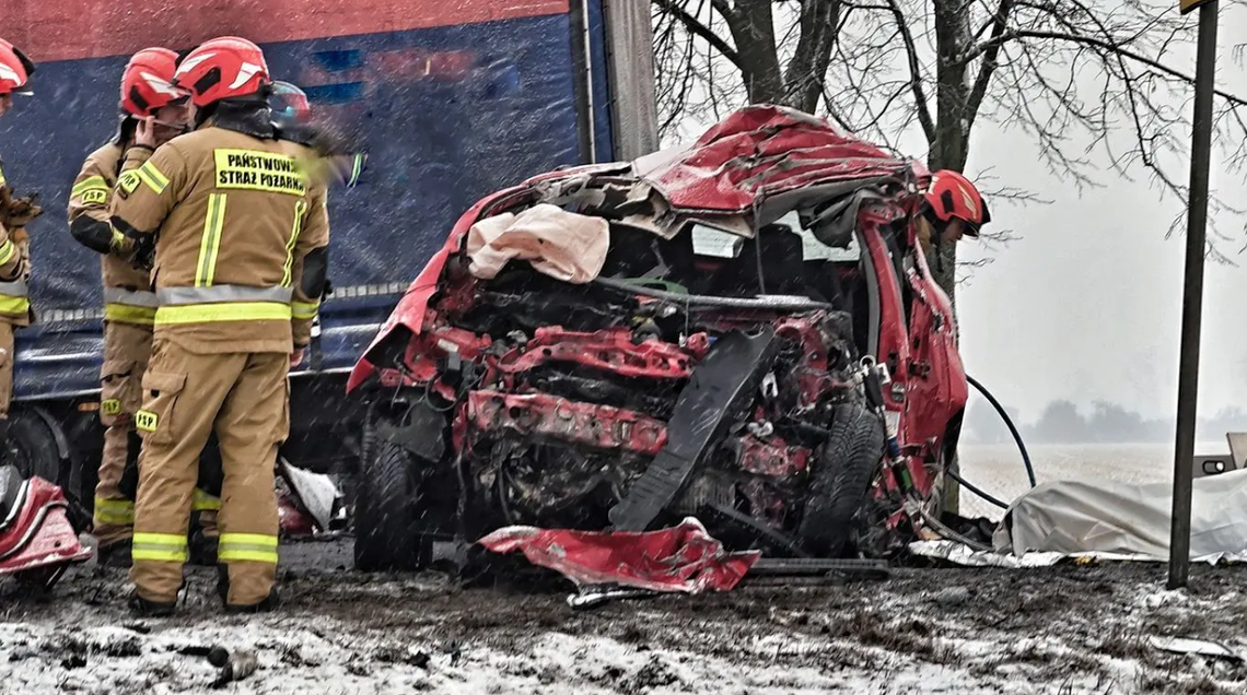 Śmiertelne zderzenie ciężarówki z osobówką. Nie żyje jedna osoba