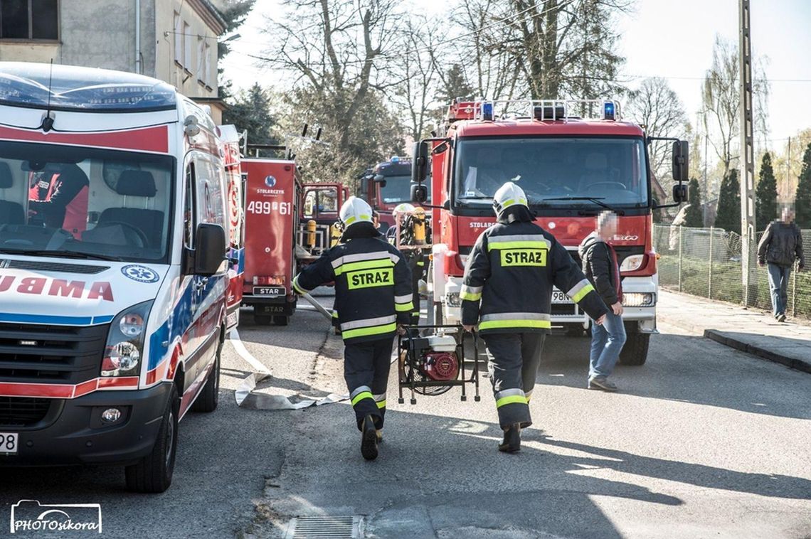 Tragiczny pożar mieszkania w Rozdrażewie. Strażacy znaleźli ciało mężczyzny ZDJĘCIA