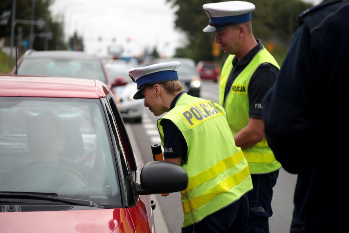 „Trzeźwy poranek” na kaliskich drogach. Policja kontrolowała kierowców i… rozdawała upominki ZDJĘCIA