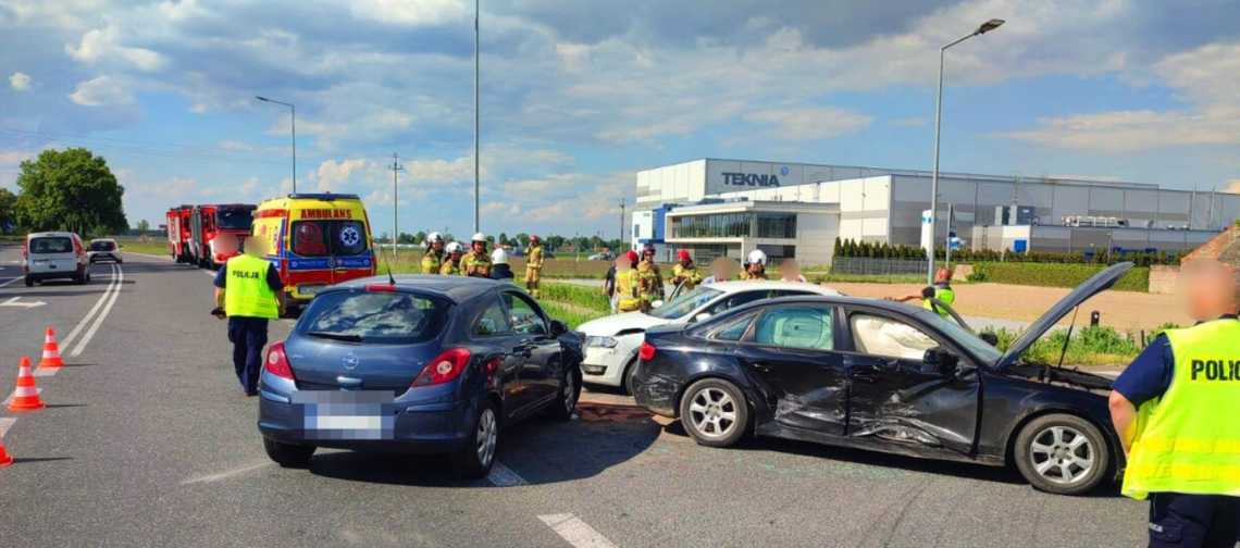 Trzy auta rozbite na skrzyżowaniu. Jedna z kobiet trafiła do szpitala Trzy auta rozbite na skrzyżowaniu. Jedna z kobiet trafiła do szpitala