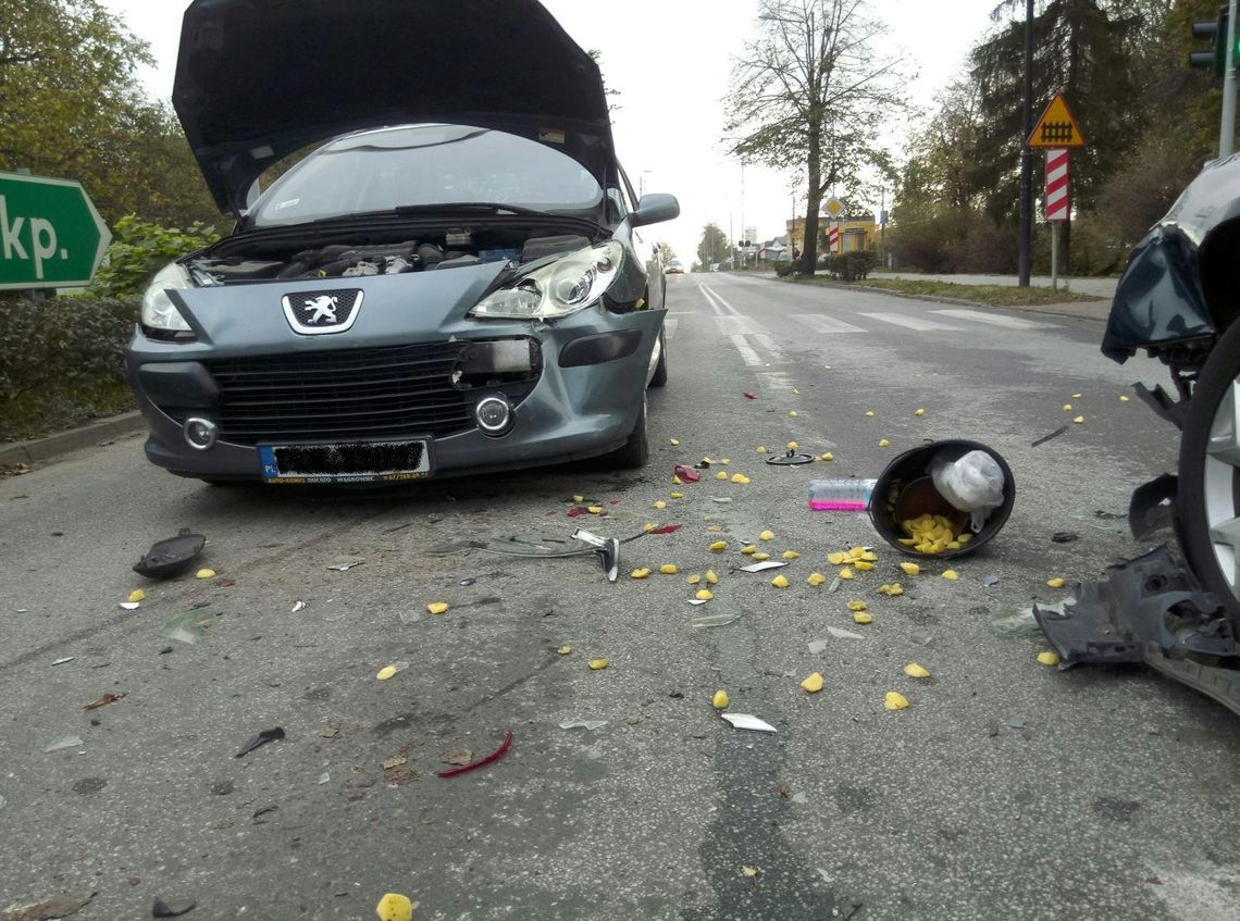 Trzy rozbite pojazdy, jedna osoba poszkodowana ZDJĘCIA