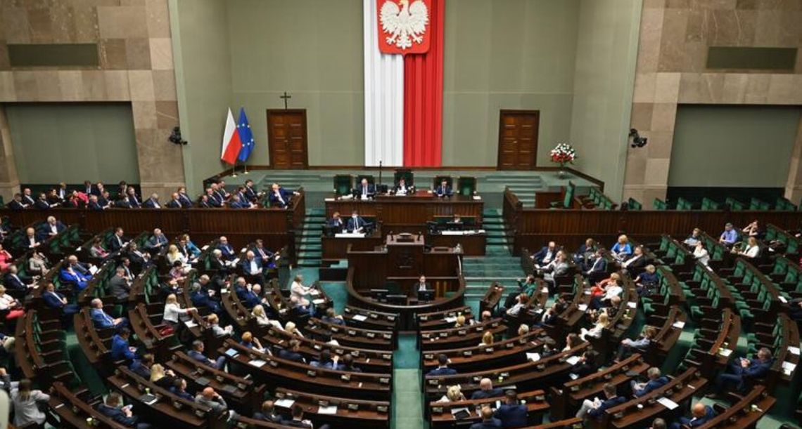 Tusk wygrywa, ale władzę może przejąć prawica. Podział mandatów