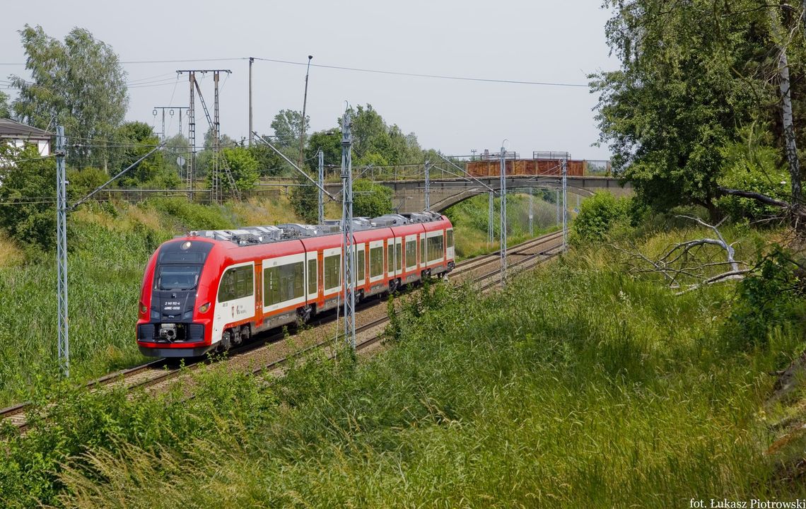 Tylu pasażerów jeszcze nie było. Ludzie przesiadają się do pociągów