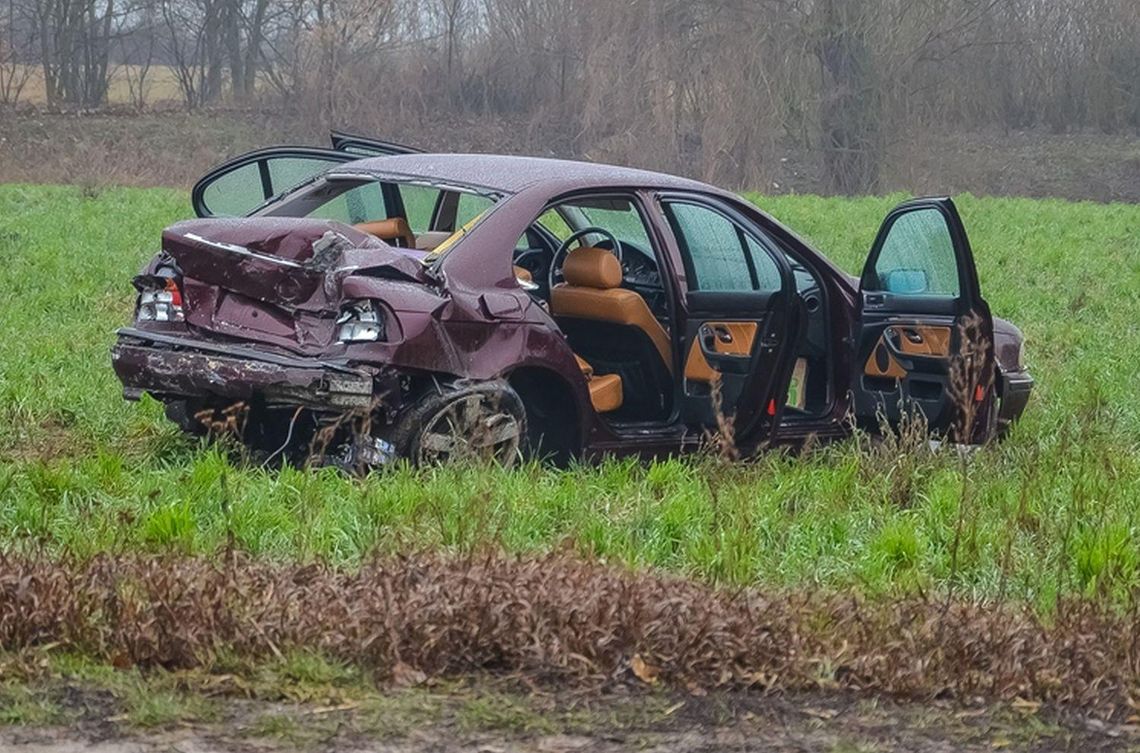 Uciekając przed policją, rozbił się BMW. Za kierownicą 17-latek, w aucie środki odurzające ZDJĘCIA