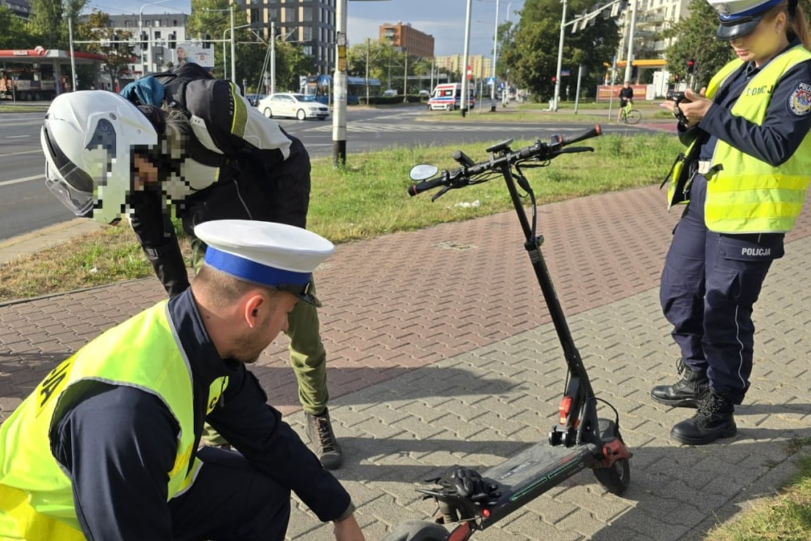 Uciekał przed policją na hulajnodze elektrycznej. Dostał 𝐓𝐑𝐙𝐘 mandaty