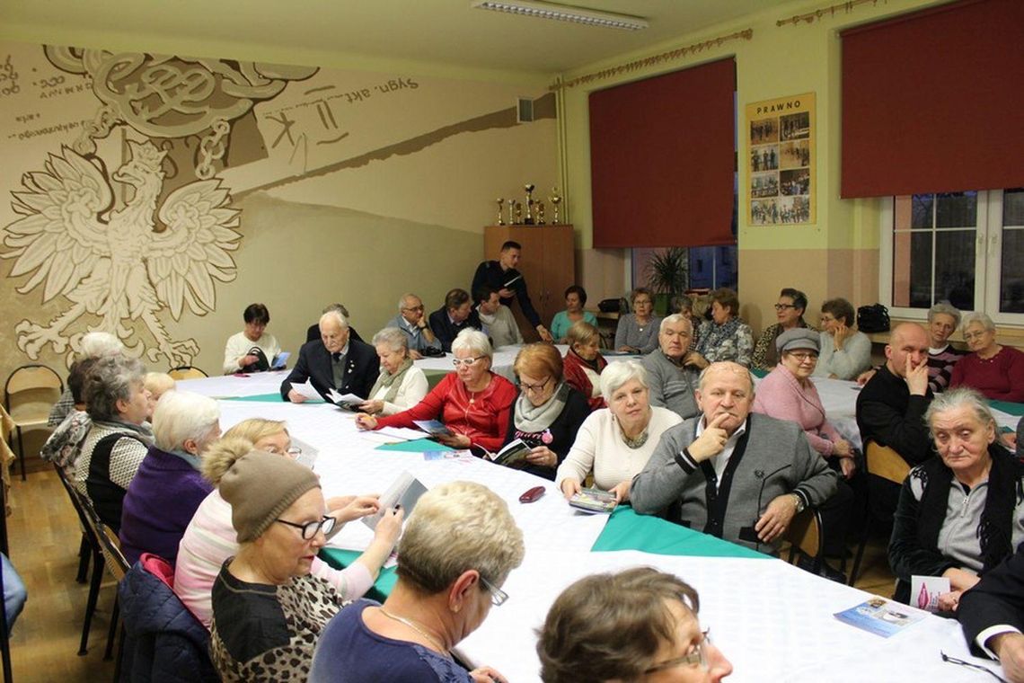 Uczniowie Ekonomika edukowali seniorów, jak nie paść ofiarą przestępstwa ZDJĘCIA