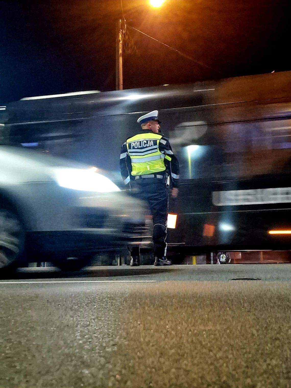 Uderzył w auto przy piekarni i odjechał. Szuka go policja!