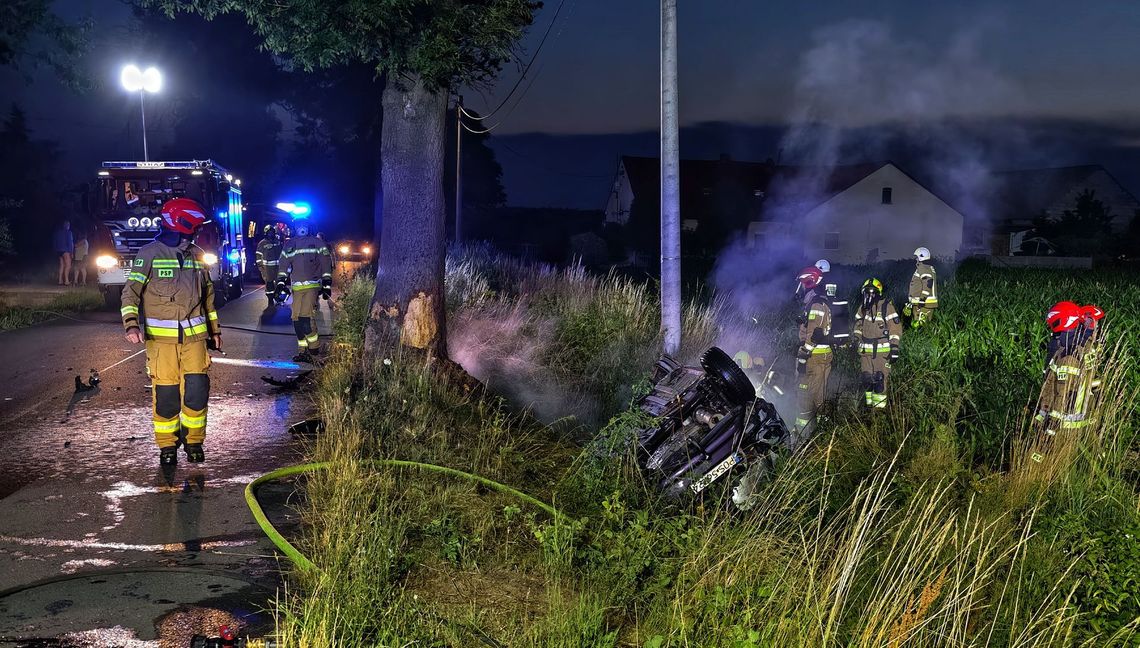 Uderzył w drzewo i stanął w płomieniach. Zdążyli uciec przed ogniem