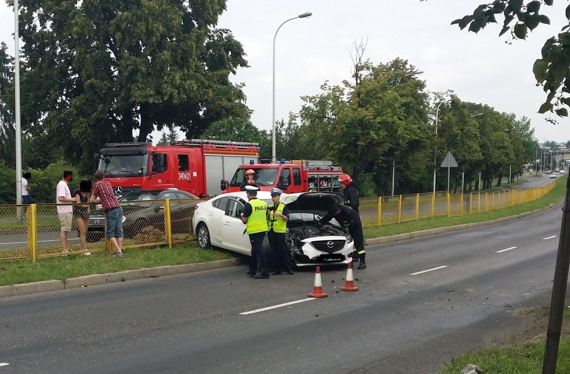 Uderzył w drzewo, później w barierki. Wiózł swojego syna