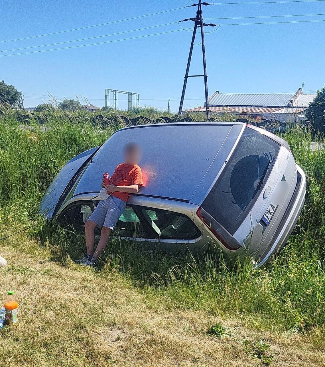 Uderzył w naczepę ciężarówki. Jazda zakończona w rowie