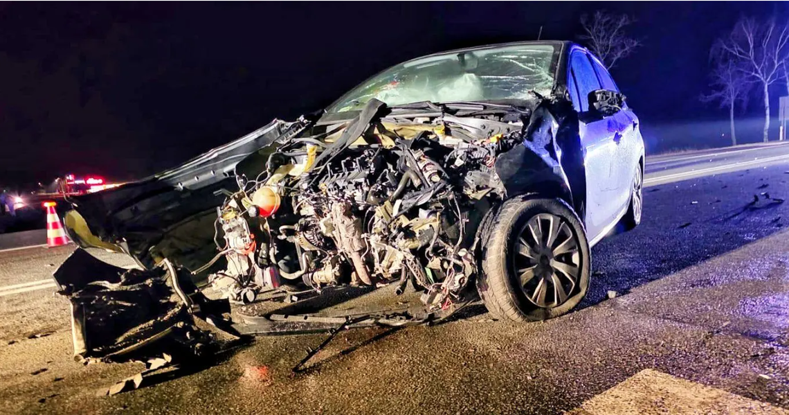 Uderzył w naczepę ciężarówki. Peugeot skasowany