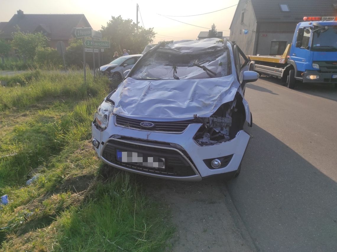 Uderzył w niego inny kierowca i dachował. Podróżował z 2,5 letnim dzieckiem