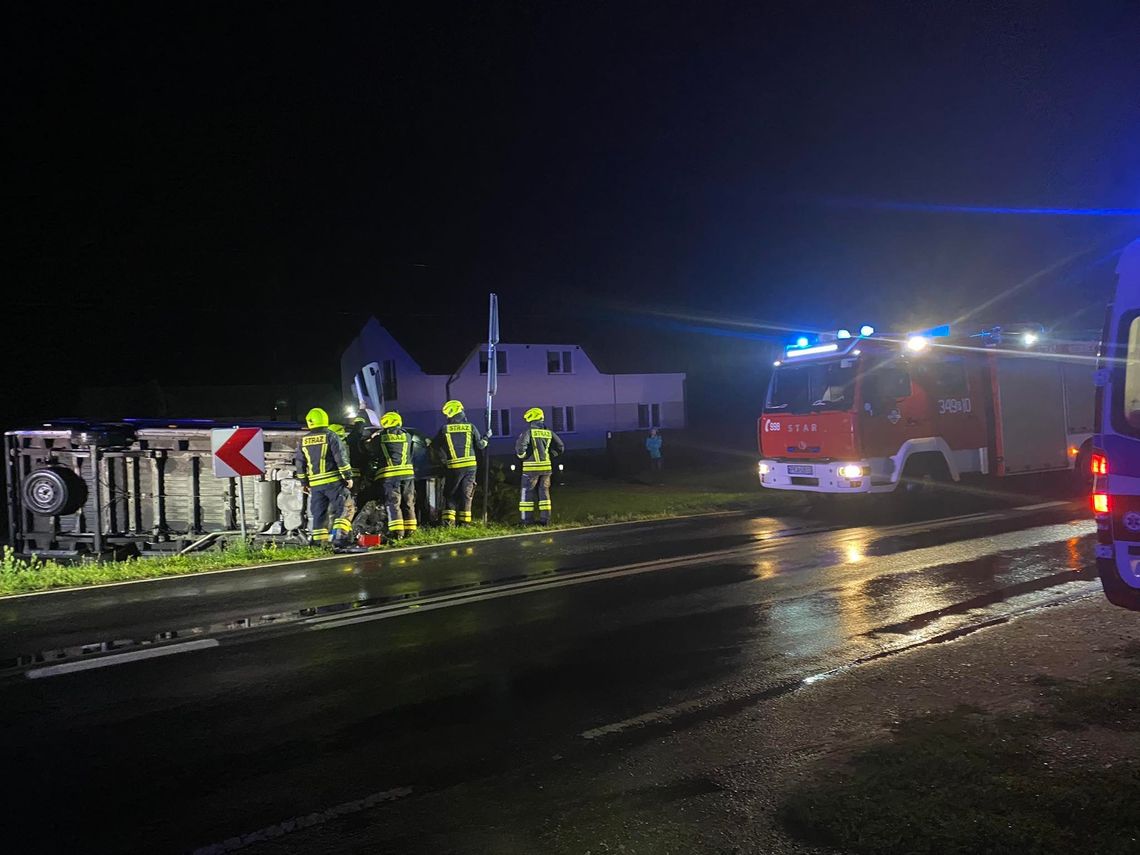 Uderzył w ogrodzenie, skasował znak i wjechał do rowu. Kolizja w gminie Koźminek