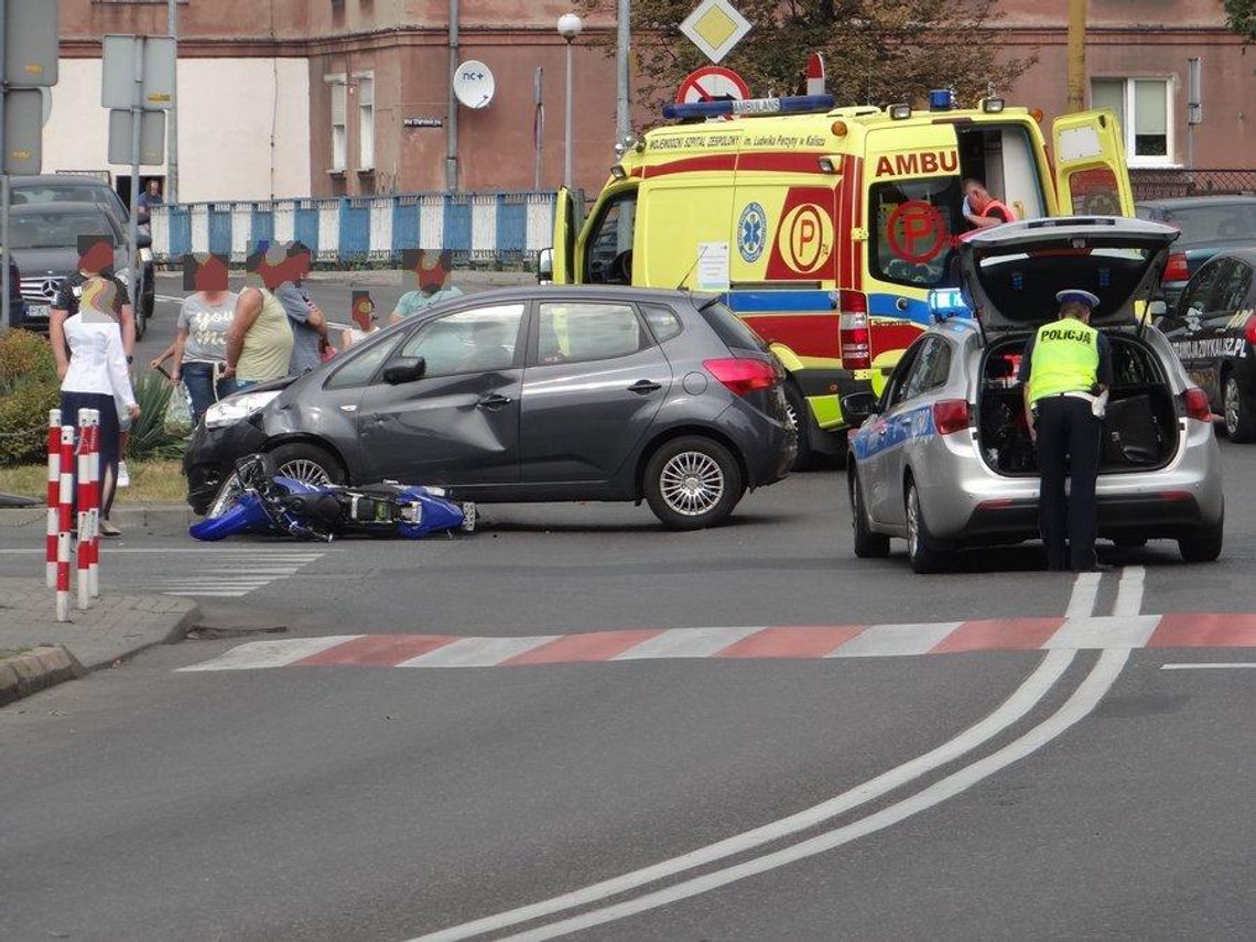 Ułańska-Pułaskiego: Zderzenie motorowerzysty z osobówką ZDJĘCIA