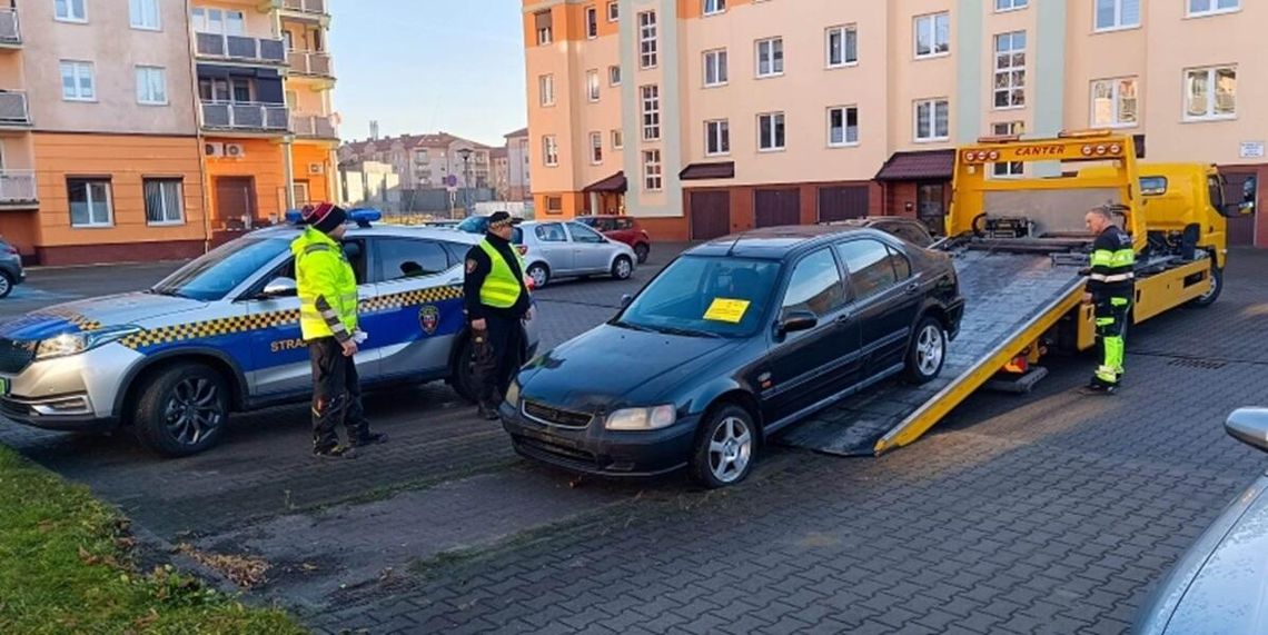 Usuwają auta z dróg. Ponad setka takich zgłoszeń Usuwają auta z dróg. Ponad setka takich zgłoszeń