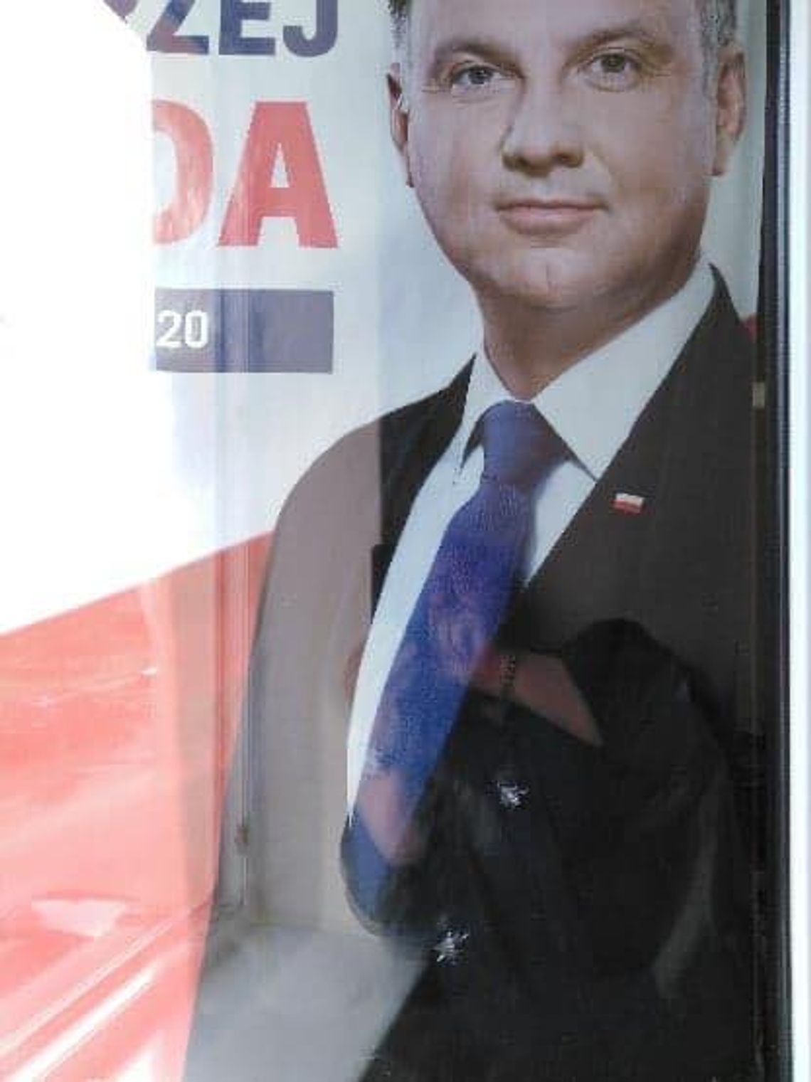 Uszkodzone szyby w biurze posła Mosińskiego. Strzelano do plakatu Dudy?