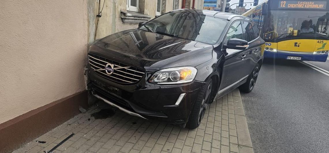 Volvo rozbite na ścianie budynku. Kierowca na podwójnym gazie