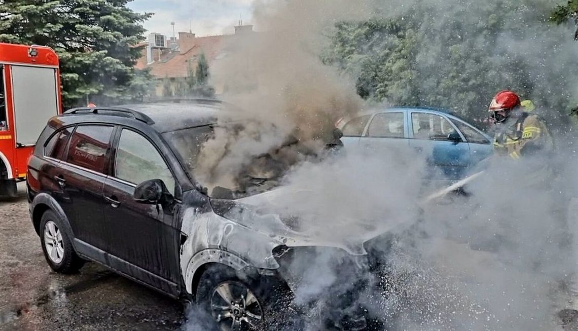 W ogniu cała komora silnika. Auto spłonęło doszczętnie