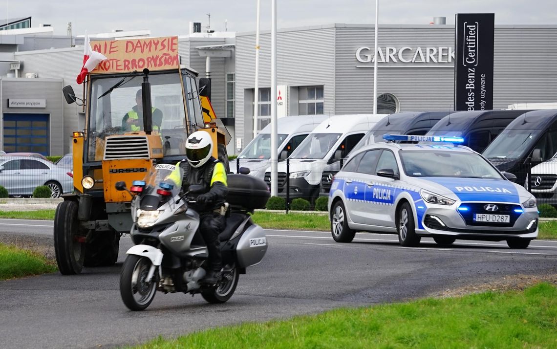 W Sieradzu gnojowica na drogach, u nas kolumna traktorów. Rolnicy protestowali ZDJĘCIA