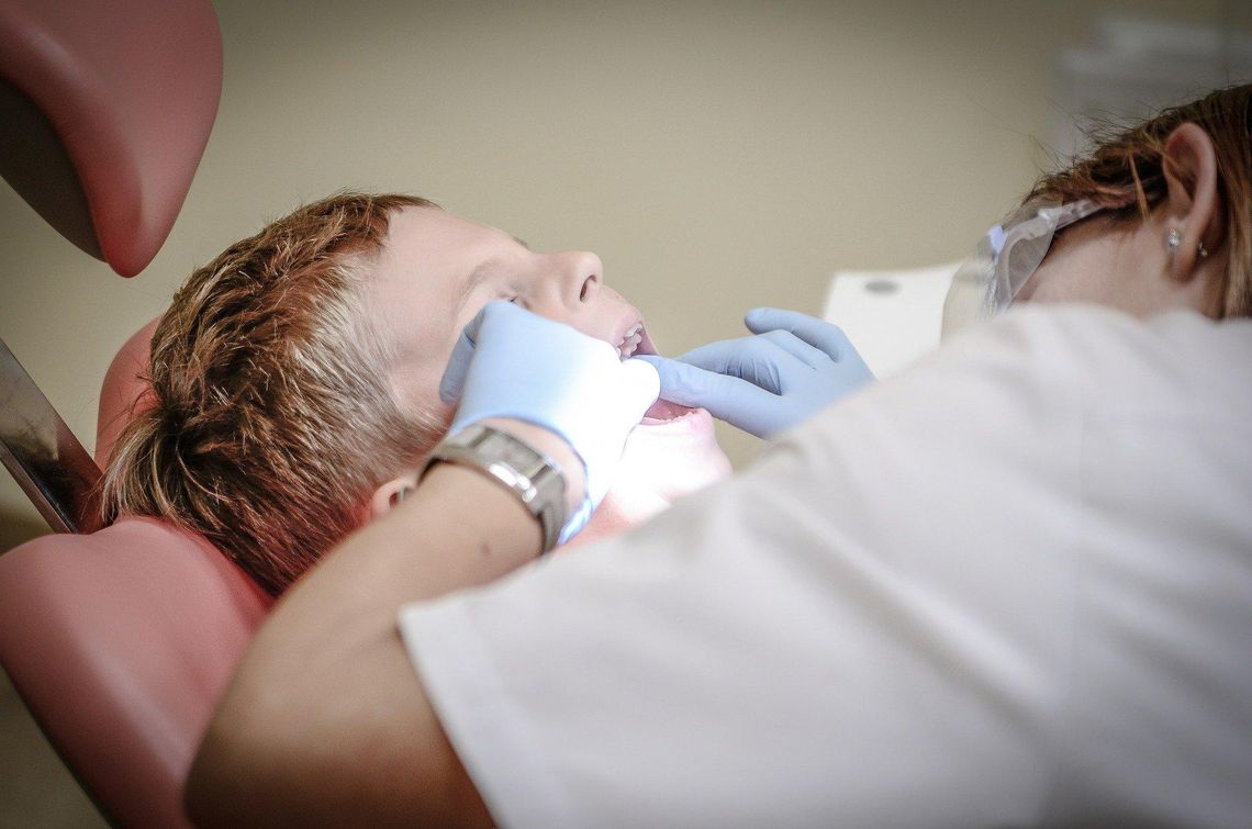 W wakacje czas zadbać o zęby. Gabinety dentystyczne będą czynne także w szkołach