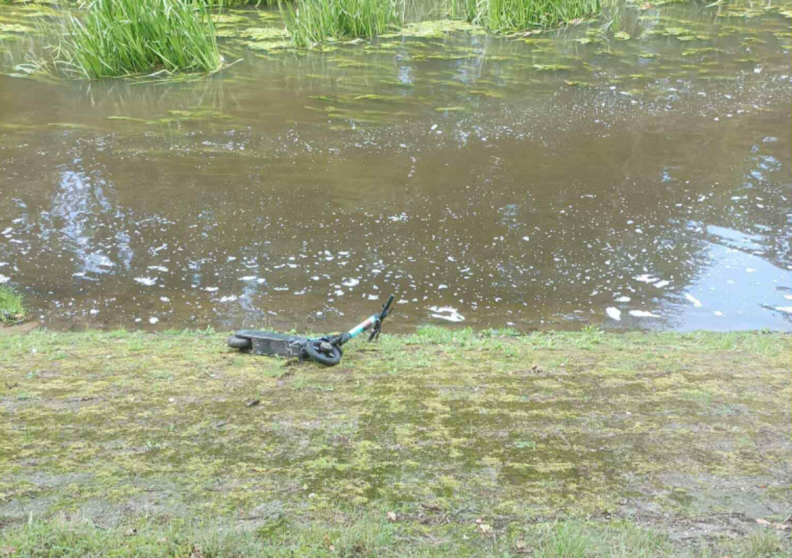 Wandalizm czy bezmyślność? Hulajnoga porzucona na stromym brzegu