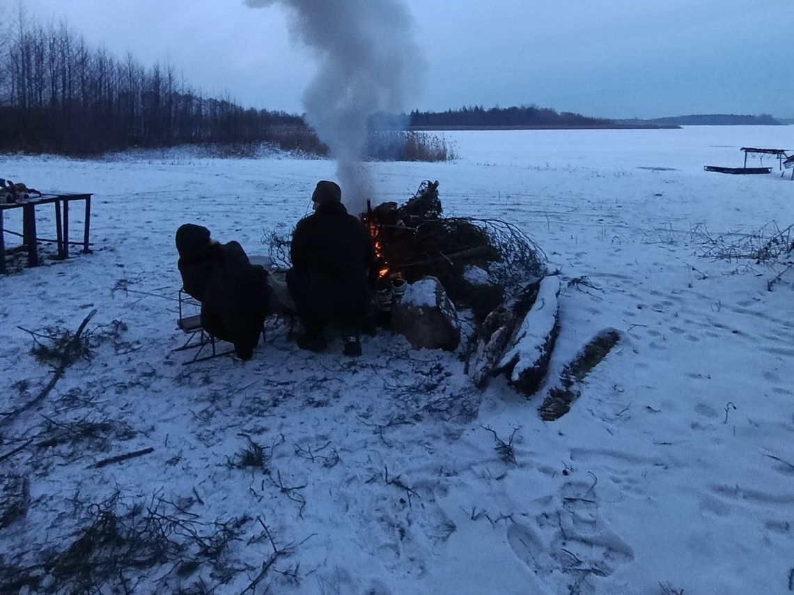 Wędkarz ledwo uszedł z życiem. „Obok leżała wędka i piła”