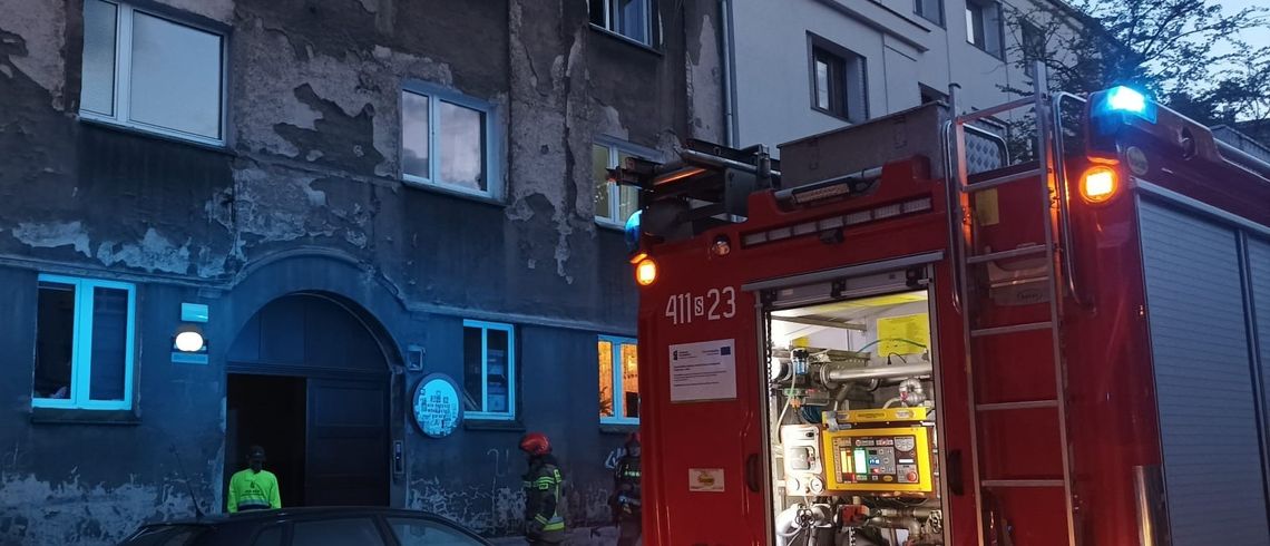 Wieczorny pożar w centrum Kalisza. Dwie osoby zostały poszkodowane