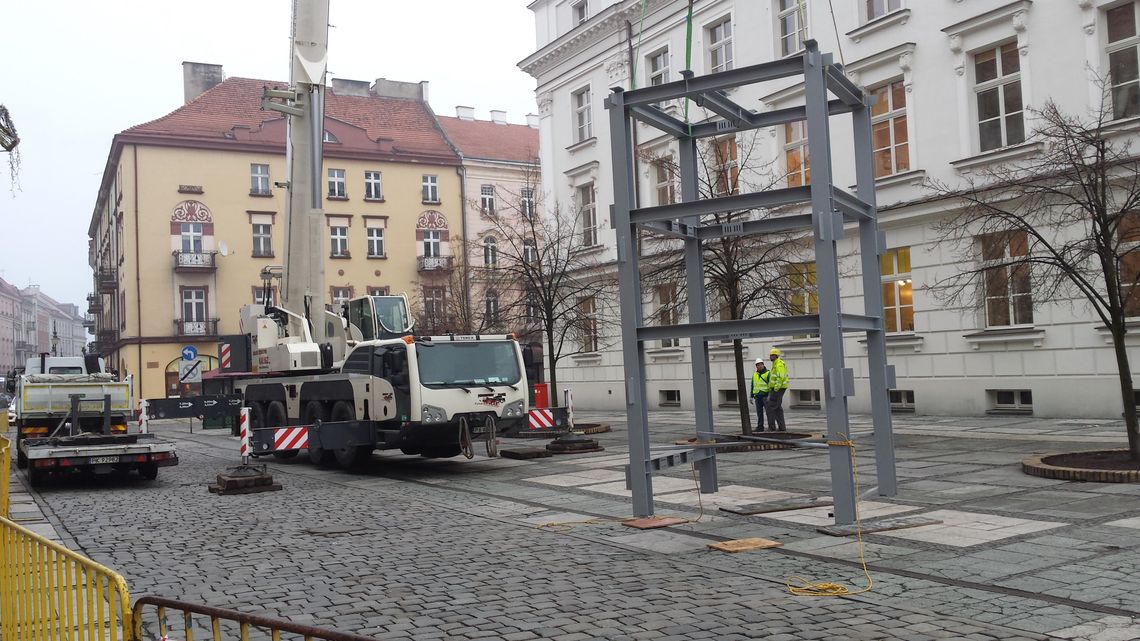 Wielki dźwig przy ratuszu. Część Głównego Rynku wyłączona z użytku