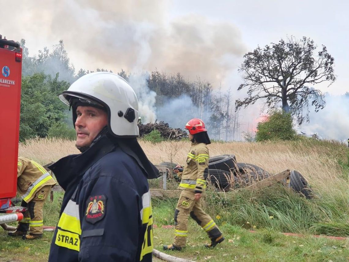 Wielki pożar w Ksawerowie: strażacy przez ponad 12 godzin walczyli z żywiołem ZDJĘCIA