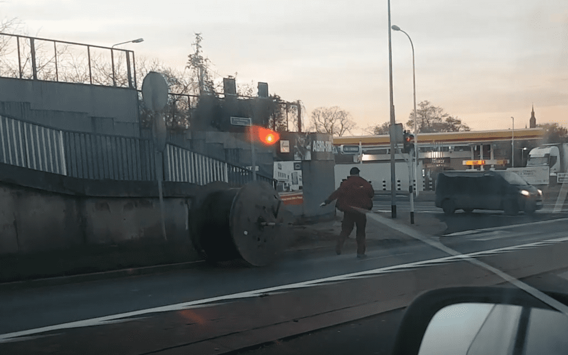 Wielki zwój kabli pędzi przez miasto. Rozpędzona rolka wjeżdża na skrzyżowanie WIDEO